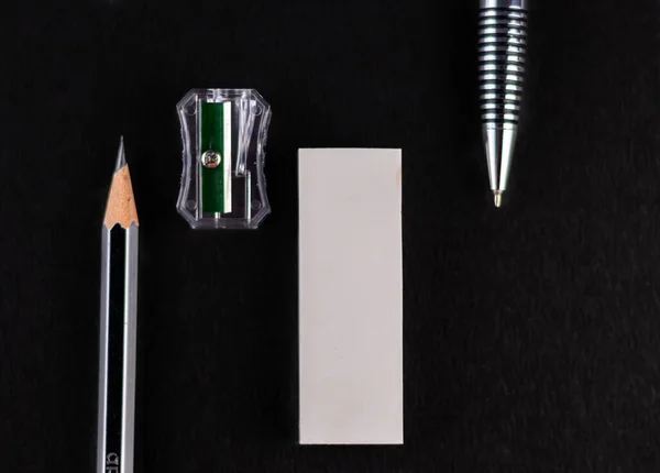 彩色铅笔的顶部近照 按黑色表面高度的降序排列 并在正确的绘图概念上复制空间 — 图库照片