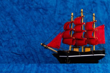 Yüksek açılı beyaz ve kırmızı kağıt tekneler mavi okyanusun yüksek gelgitlerinde el işi kağıtlarla sörf yapıyor.