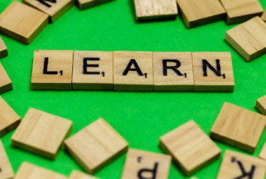 Yüksek açılı beyaz ve kırmızı kağıt tekneler mavi okyanusun yüksek gelgitlerinde el işi kağıtlarla sörf yapıyor.