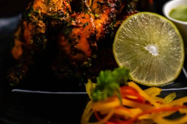 Başarı sözcüğünün en üst görüntüsü beyaz arkaplanda tahta bloklar ile yazılmış ve her iki tarafta da boşluk kopyalanmış