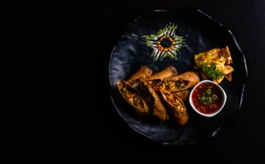 Limonlu, yeşil baharatlı soslu ve arka planda kömürlü leziz kızarmış tavuk yakın plan çekimi.