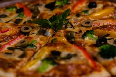 Limonlu, yeşil baharatlı soslu ve arka planda kömürlü leziz kızarmış tavuk yakın plan çekimi.