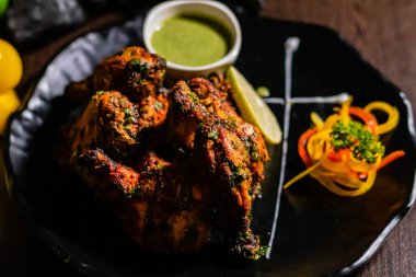 Güzel süslenmiş Peynir ve Çan Kağıt Yuvarlaklarının yüksek açısı