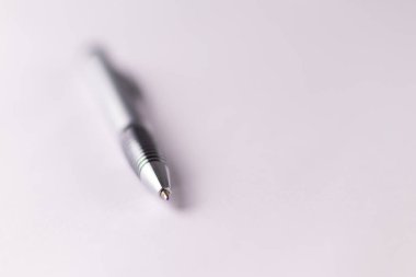 Arka planda kalem standı olan açık bir kitap ve mezuniyet ve sınıf konseptinin arkasındaki karatahta