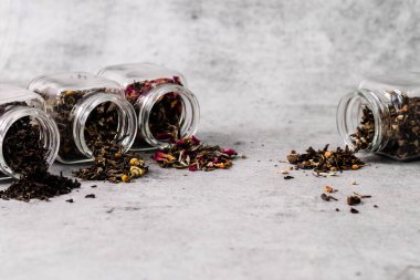  Cam kavanozlarda çözünmüş arka plan ve kopyalama alanı olan kuru çay çeşitleri
