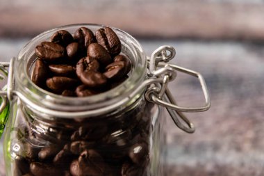 Yüksek açılı, cam kavanozdaki kahve çekirdeklerini yakından çek.