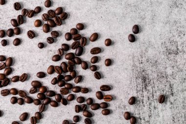 Fotokopi alanı olan dağınık kahve çekirdeklerini yakından çek..