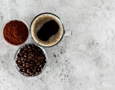 Kahve tozu, kahve çekirdekleri ve fotokopi alanı ile sade kahve düzenlemesi.