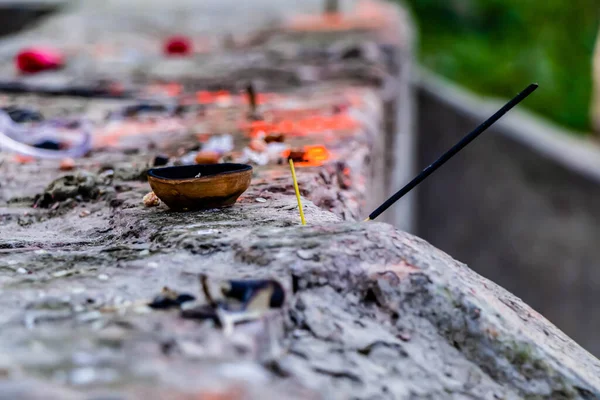 Nahaufnahme Von Räucherstäbchen Und Einem Ton Diya Religionskonzept — Stockfoto