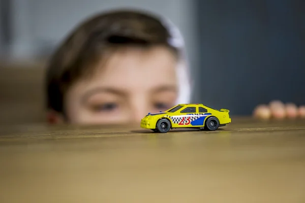 Menino com carro de brinquedo — Fotografia de Stock