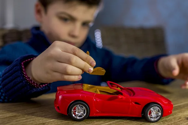 Chico con modelo de coche Imagen de stock