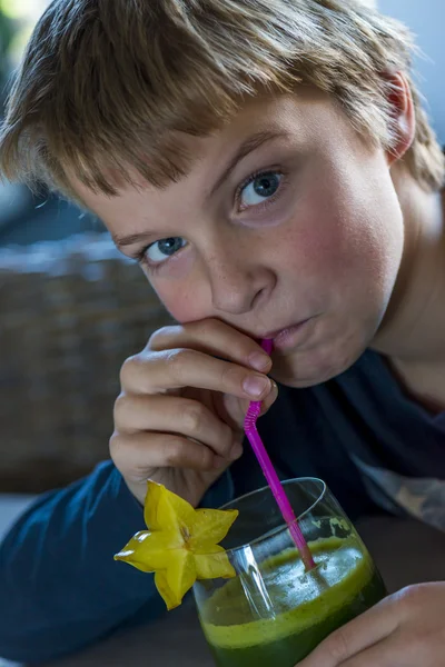 Niño bebiendo batido verde — Foto de Stock