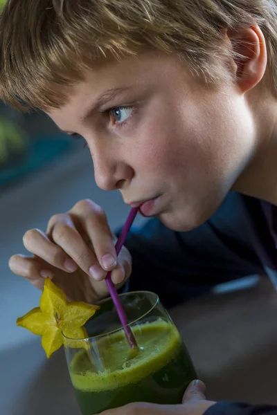 Niño bebiendo batido verde — Foto de Stock