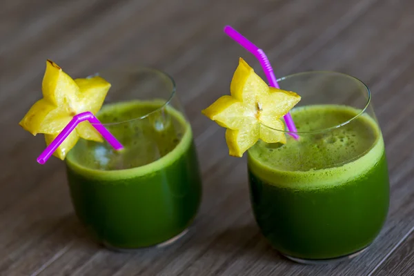 Batidos verdes con fruta de la estrella —  Fotos de Stock