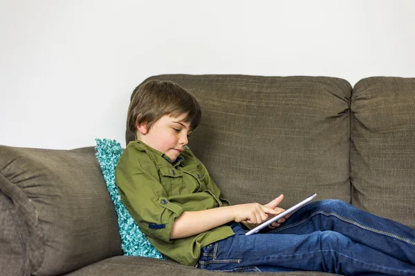 Kleiner Junge mit Tablet — Stockfoto