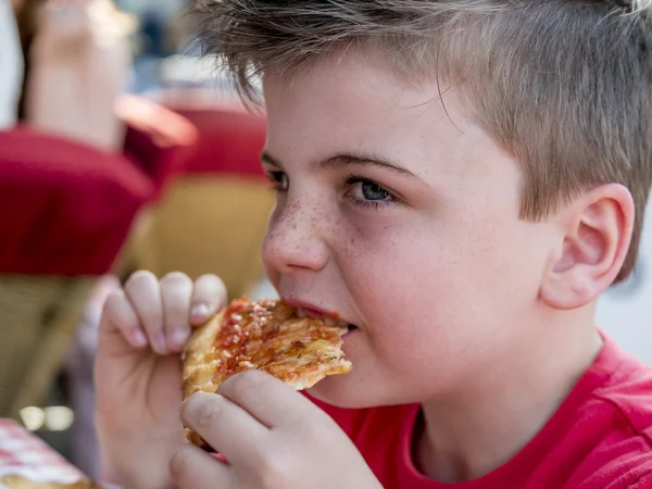 Pizzát enni. — Stock Fotó