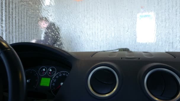 Mann wäscht Auto — Stockvideo