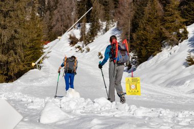 Aile Günü: Baba ve oğul kar ayakkabısı gezisinde.