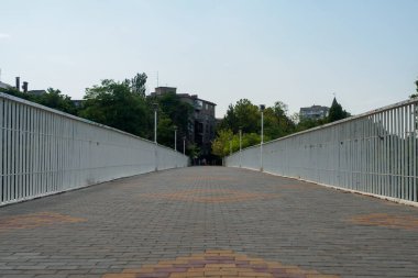 Annesi Ukrayna 'nın Odessa limanında hukuk köprüsünde.