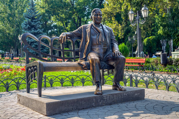 Одесса, Украина - июль 2020 г. Памятник Леониду Утесову