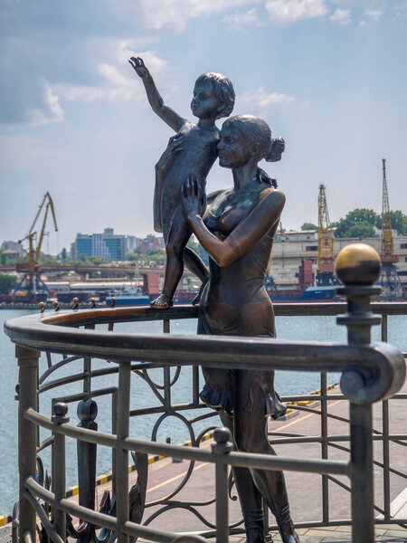 Одесса, Украина - сентябрь 2019 года. Памятник - Жена моряка в морском порту