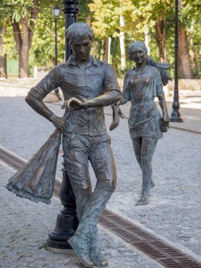 Chisinau, Moldova - Mayıs 2020 - Karşılaşmadan önce iki aşığın heykeli