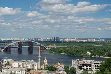 Ukrayna 'nın başkenti Kyiv' deki Dinyeper Nehri manzarası