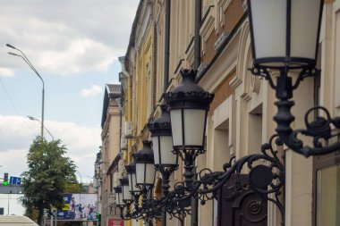 Ukrayna, Kiev - Ağustos 2020 Kiev 'in evlerinde dövülmüş fenerler