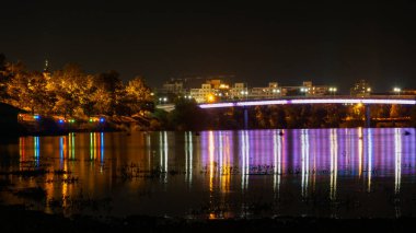 Tiraspol, Transnistria 'daki Dinyester üzerindeki renkli köprünün gece görüşü (Moldova)