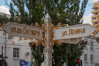 Tiraspol 'deki cadde işaretleri (Tercüme - 25 Ekim ve St. Lenin)