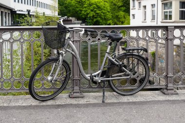 İsviçre, Zürih 'te yaya köprüsünde bisiklet.