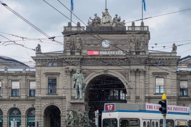 İsviçre, Zürih - Kasım 2020 - Zürih Hauptbahnhof (kısaltılmış Zürih HB) İsviçre 'nin en büyük tren istasyonudur.