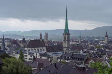 İsviçre, Zürih 'teki üniversite tepesinden eski şehrin manzarası