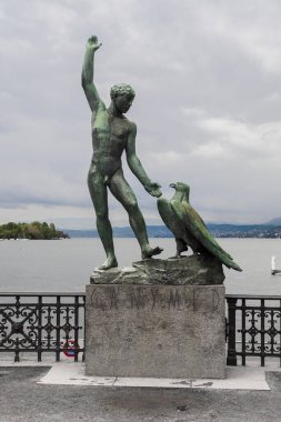 İsviçre, Zürih Gölü kıyısındaki Ganymede 'nin tarihi heykeli