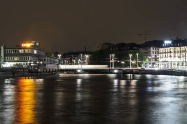 Limmat nehri, köprü ve gece Işıklar içinde Zürih