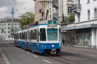 İsviçre, Zürih - Kasım 2020 Zürih sokaklarında tipik mavi tramvay