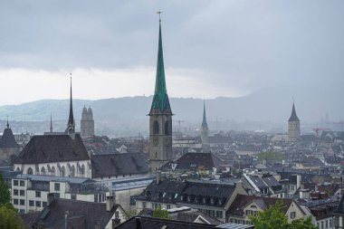 İsviçre 'deki üniversite tepesinden eski Zürih manzarası.
