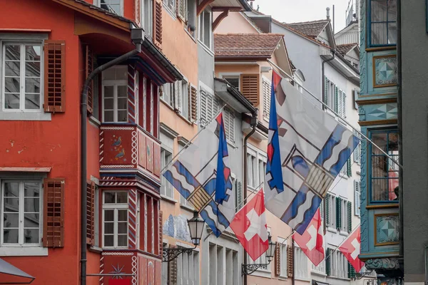 Ελβετική Σημαία Κτίρια Στην Παλιά Πόλη Της Ζυρίχης Ελβετία — Φωτογραφία Αρχείου