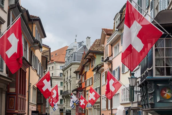 Vlaggen Woongebouwen Oude Binnenstad Van Zürich Zwitserland — Stockfoto