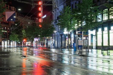 İsviçre, Zürih 'te Bahnhofstrasse caddesinde gece lambaları.