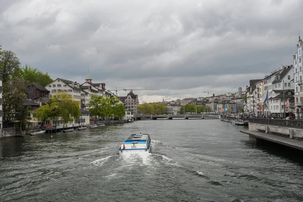 Perahu Bergerak Menuju Danau Zurich Sepanjang Sungai Limmat Zurich Swiss — Stok Foto