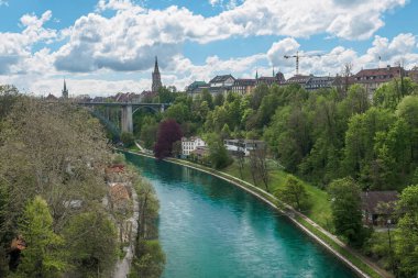İsviçre, Bern 'deki Aare Nehri ve Kornhausbrucke Köprüsü manzarası