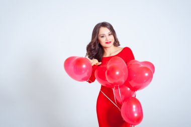 Balonlu uzun Kırmızı elbiseli güzel genç kadın