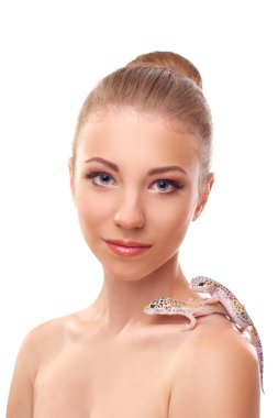 Bir kertenkele ile güzel bir genç kadın portresi