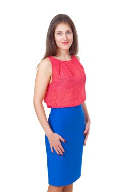 Genç güzel gülümseyen kadın bir renkli bluz ve etek beyaz arka plan üzerinde izole.