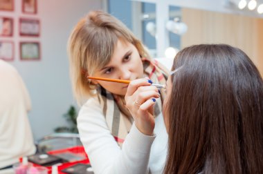 Kadın için güzel bir kadın makyaj uygulanması