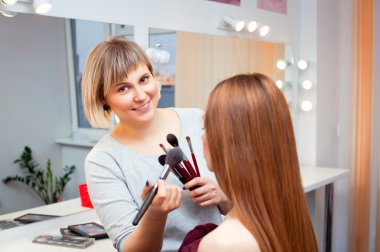 Kadın için güzel bir kadın makyaj uygulanması