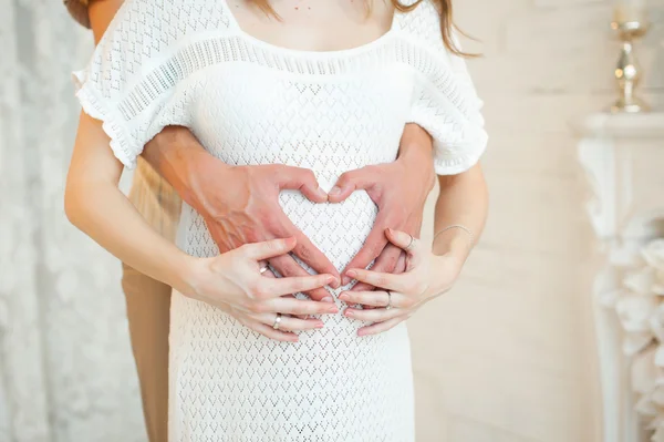 Junge schöne schwangere Frau mit ihrem Mann — Stockfoto