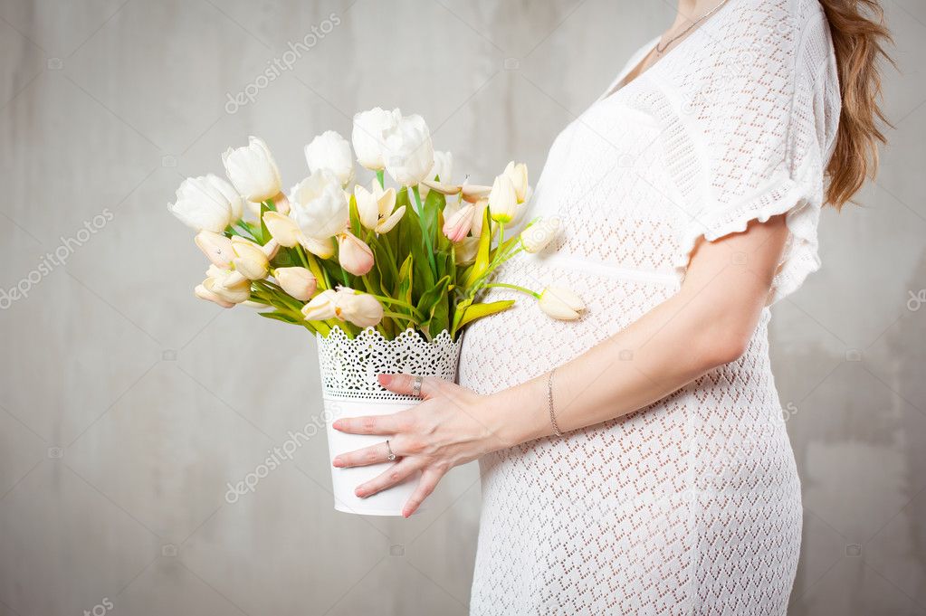 Pregnant woman with a flowers