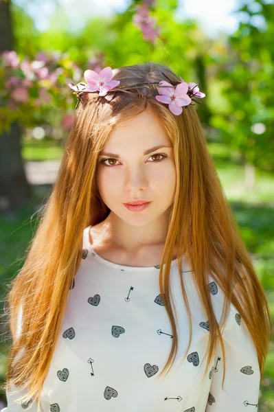 Jovem mulher bonita com cabelo loiro longo — Fotografia de Stock